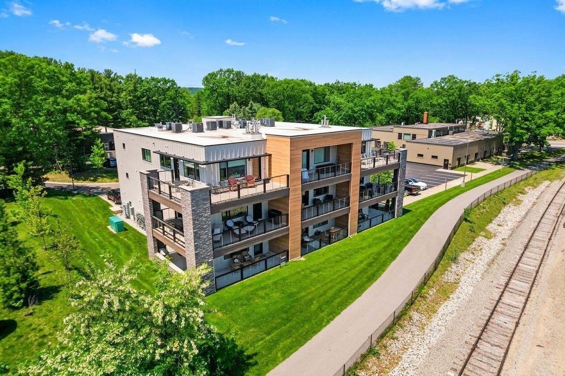 Condo in Garfield Township, Michigan, United States 2 - 18718485
