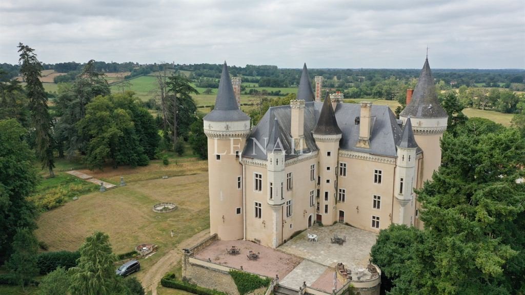 Castillo en Centre Ville - Les Marins, Châteauroux, Francia 2 - 11619182