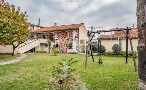 Haus in Vieux Pont du Château, Pont-du-Château, Frankreich 1