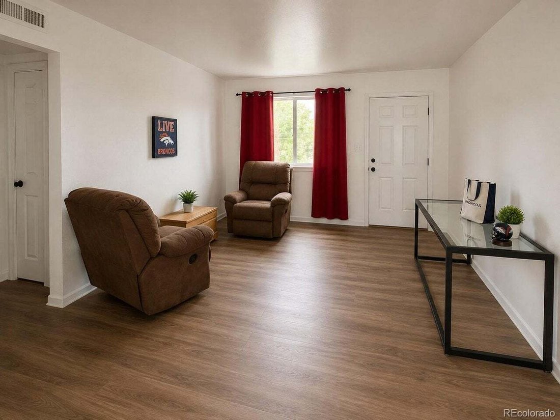 Lakewood, Colorado, United States 4 - 18718771
