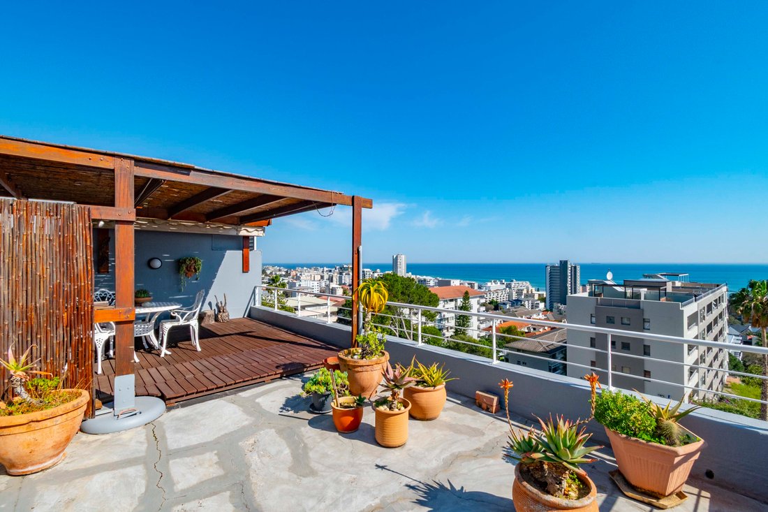 Apartment in Sea Point, Atlantic Seaboard, Cape Town 1 - 18563890