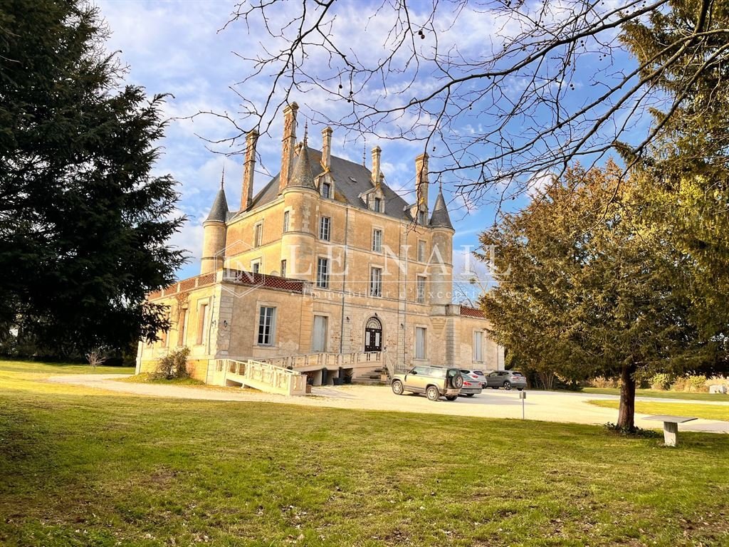 Schloss in Chantonnay, Pays de la Loire, Frankreich 1 - 13777743