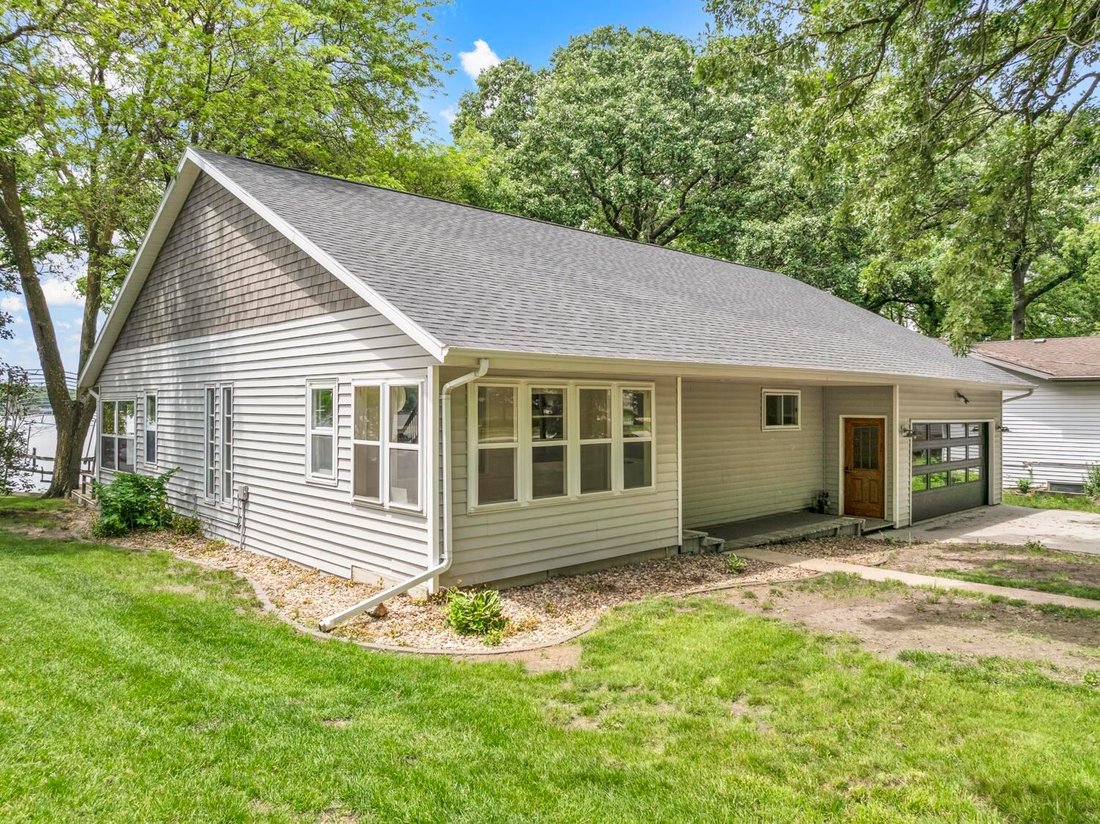 House in Spirit Lake, Iowa, United States 2 - 18718108