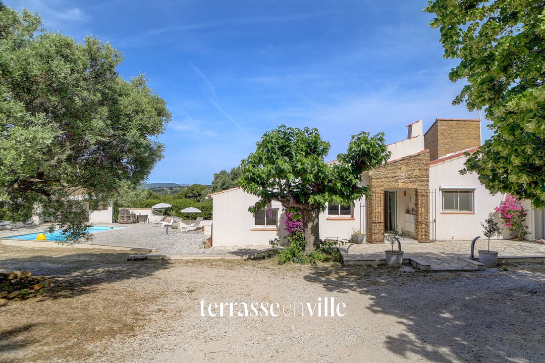 House in Saint-Cyr-sur-Mer, Provence-Alpes-Côte d'Azur, France 1 - 18719490