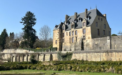 Castello a République - Manutention, Nevers, Francia 1