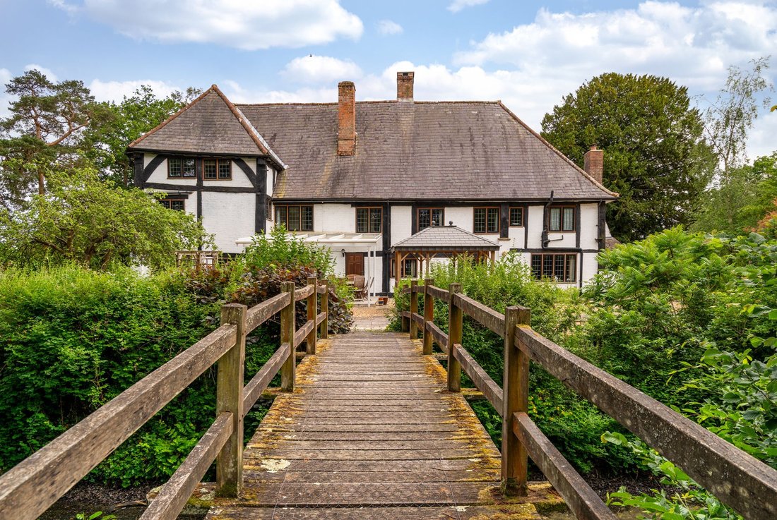 Estate in Smallfield, South Godstone, England 1 - 18162660