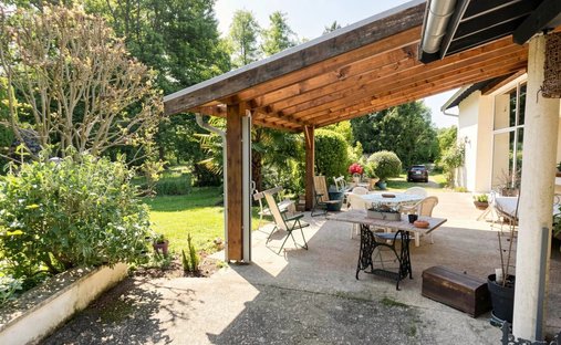 Estate in Toussieux, Auvergne-Rhône-Alpes, France 1