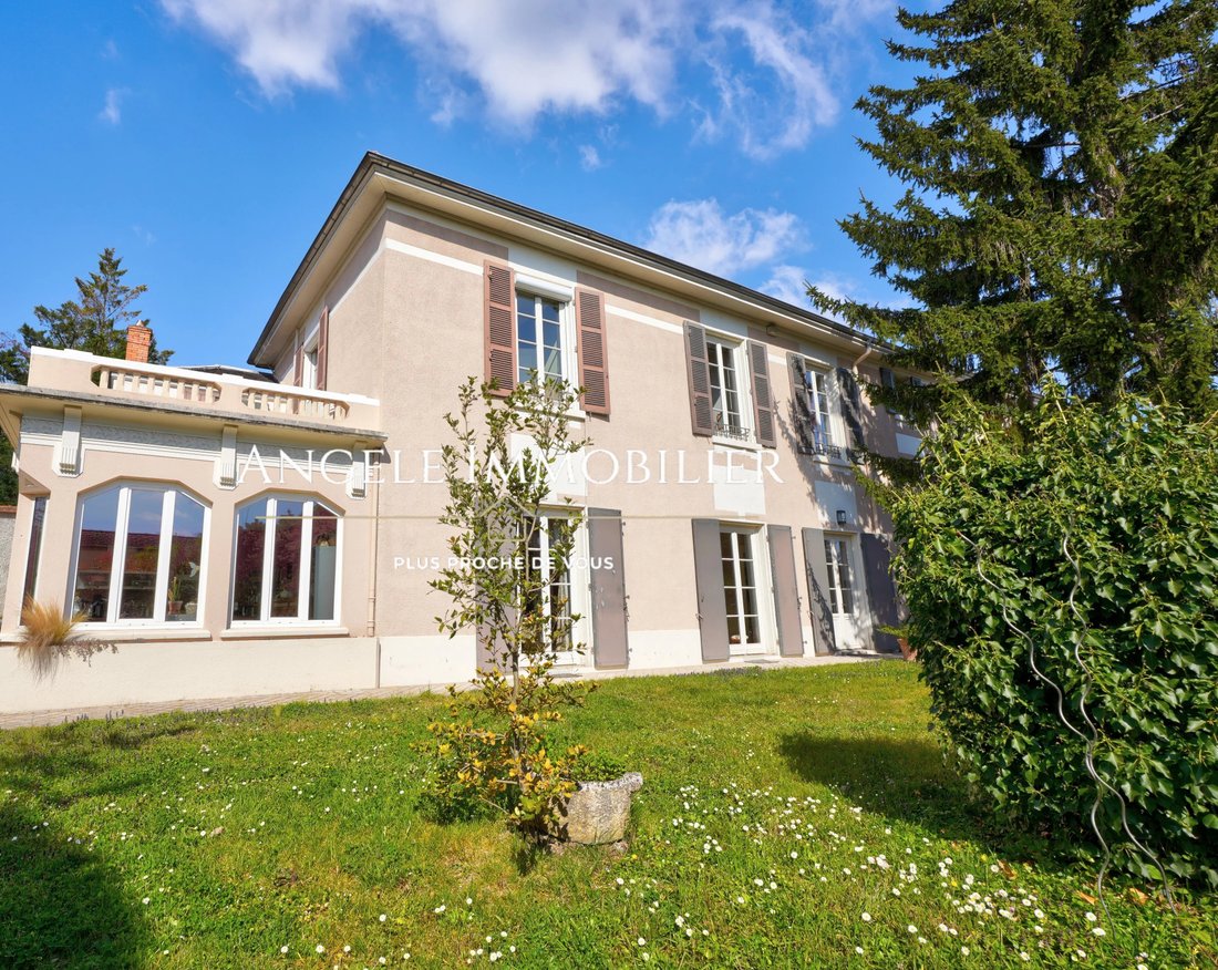 Estate in Écully, Auvergne-Rhône-Alpes, France 1 - 18726349