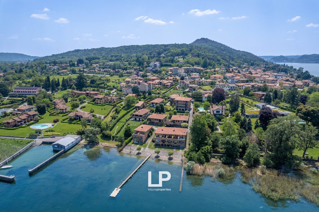 Villa in Ranco, Lombardei, Italien 1 - 12931804