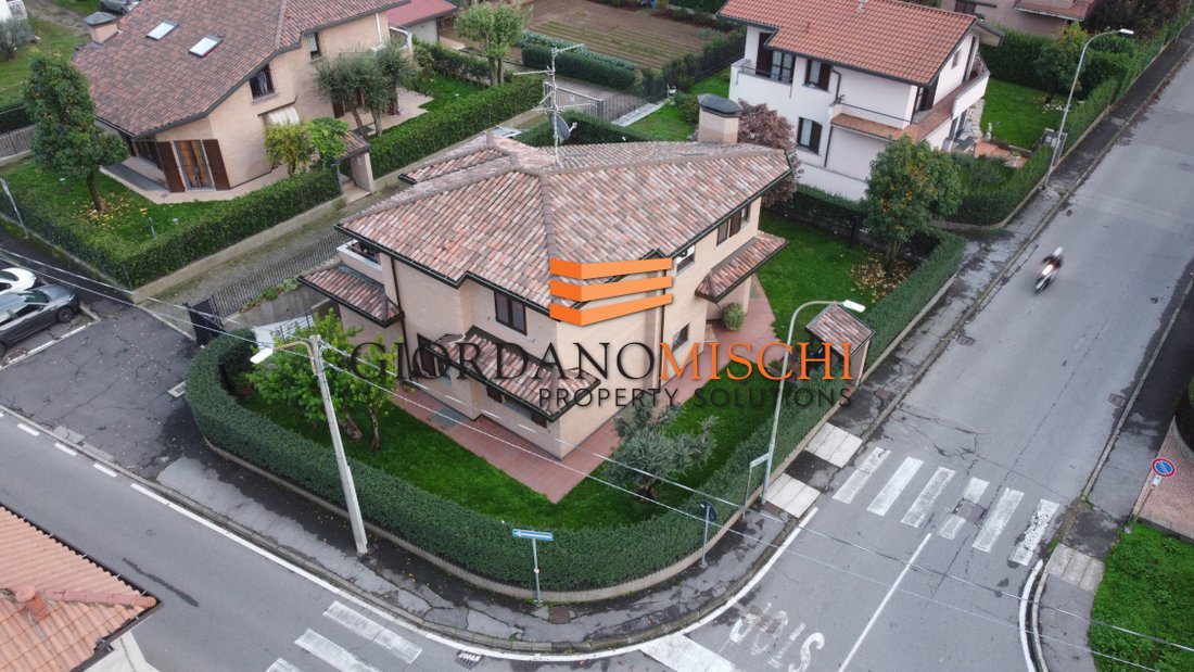 Villa in Vedano al Lambro, Lombardy, Italy 2 - 15411731