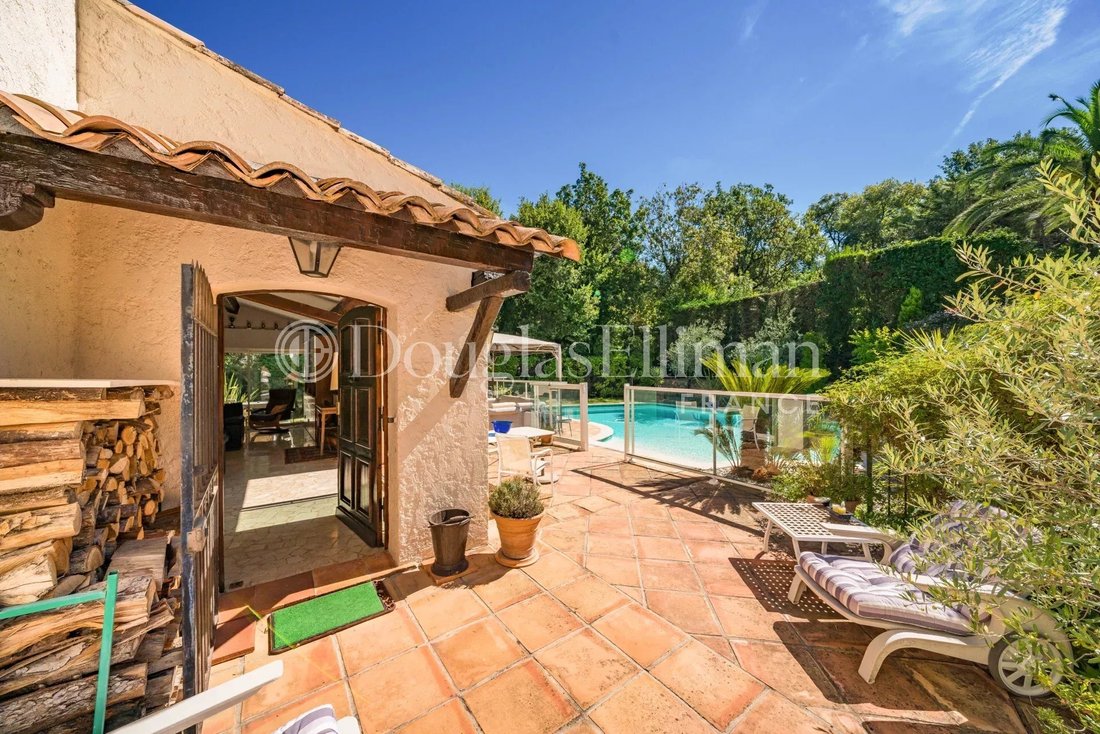 Villa in Mougins, Provence-Alpes-Côte d'Azur, France 1 - 13603607