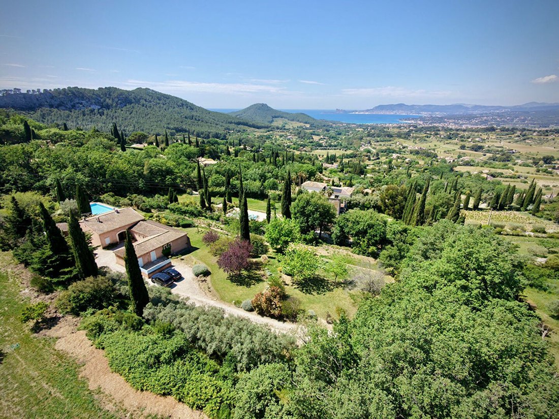 Villa in Saint-Cyr-sur-Mer, Provence-Alpes-Côte d'Azur, France 2 - 18728596