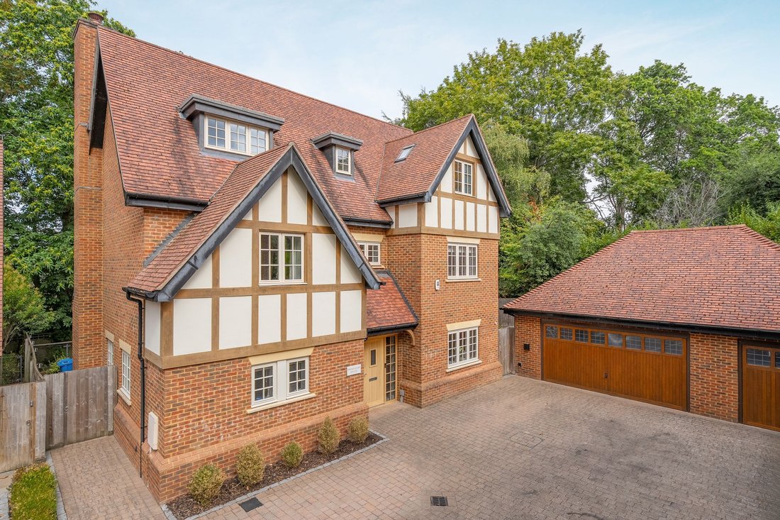 House in Sunninghill, England 1 - 18641761