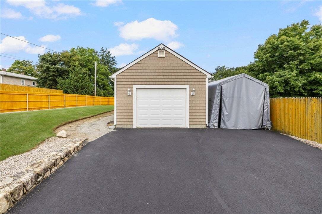 Coventry, Rhode Island, United States 5 - 18726443