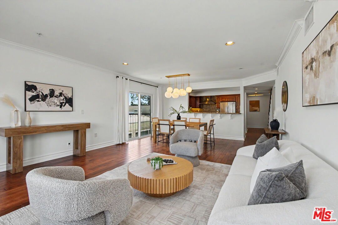 Los Angeles, California, United States 3 - 18728017