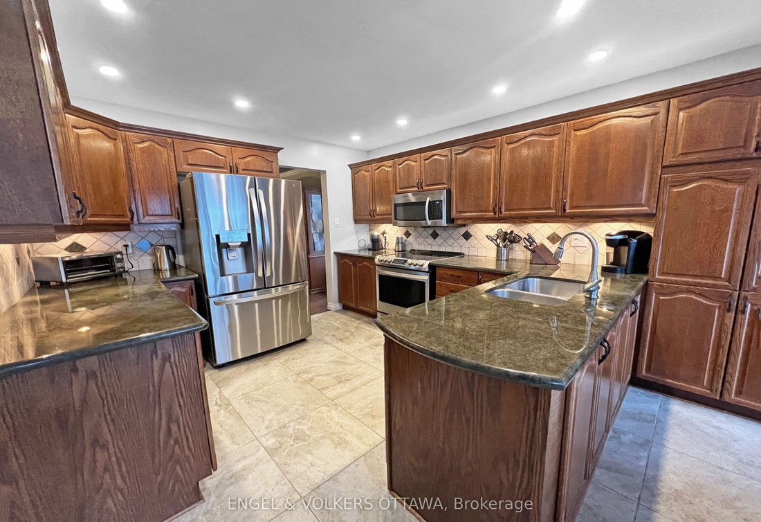 House in Ottawa, Ontario, Canada 5 - 18720875