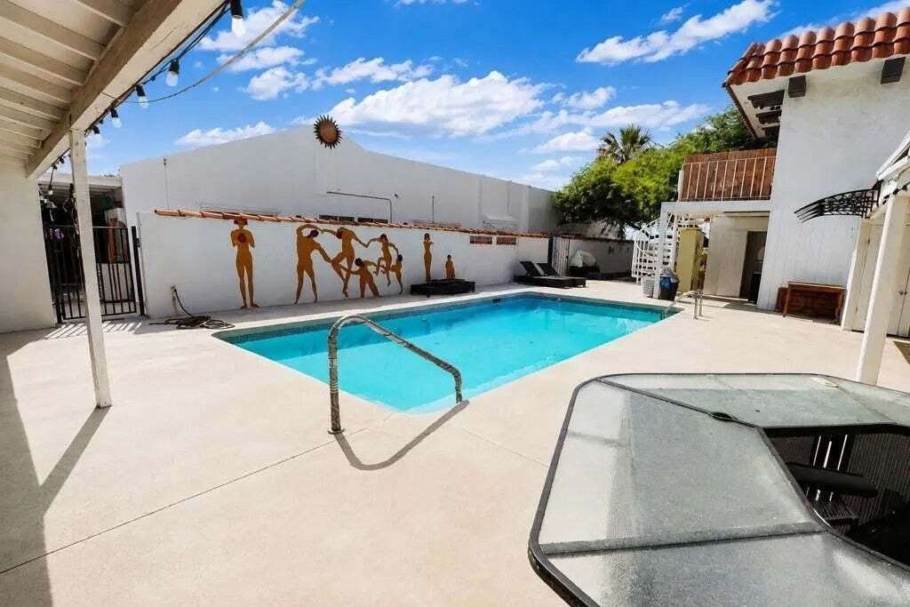 Desert Hot Springs, California, United States 1 - 18727225