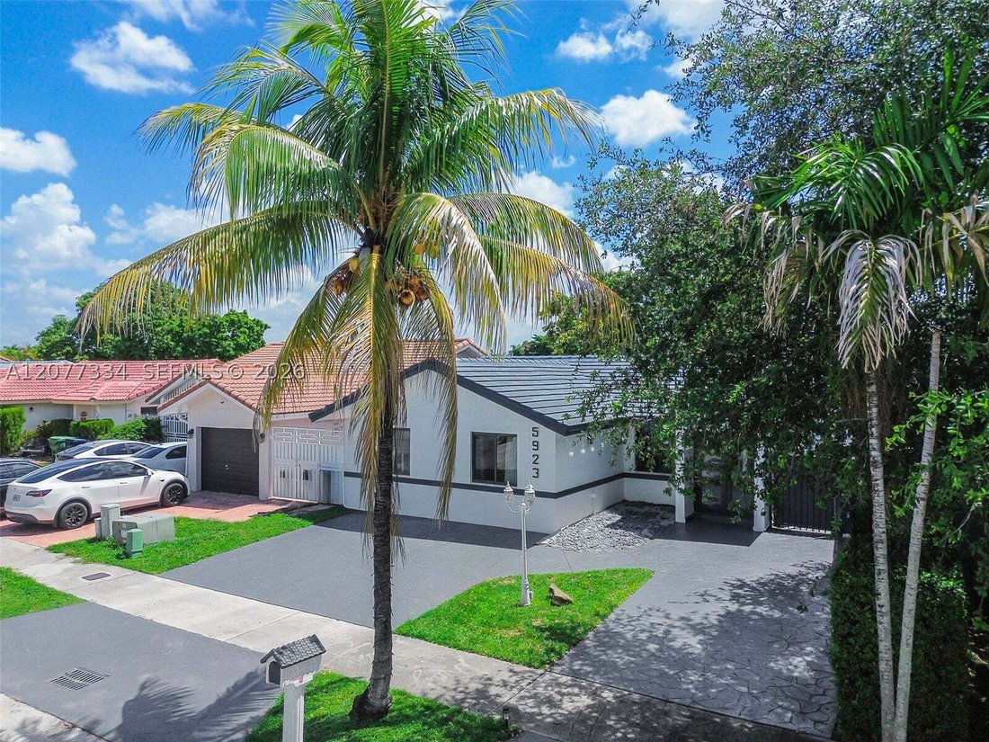 House in Miami, Florida, United States 5 - 18722029