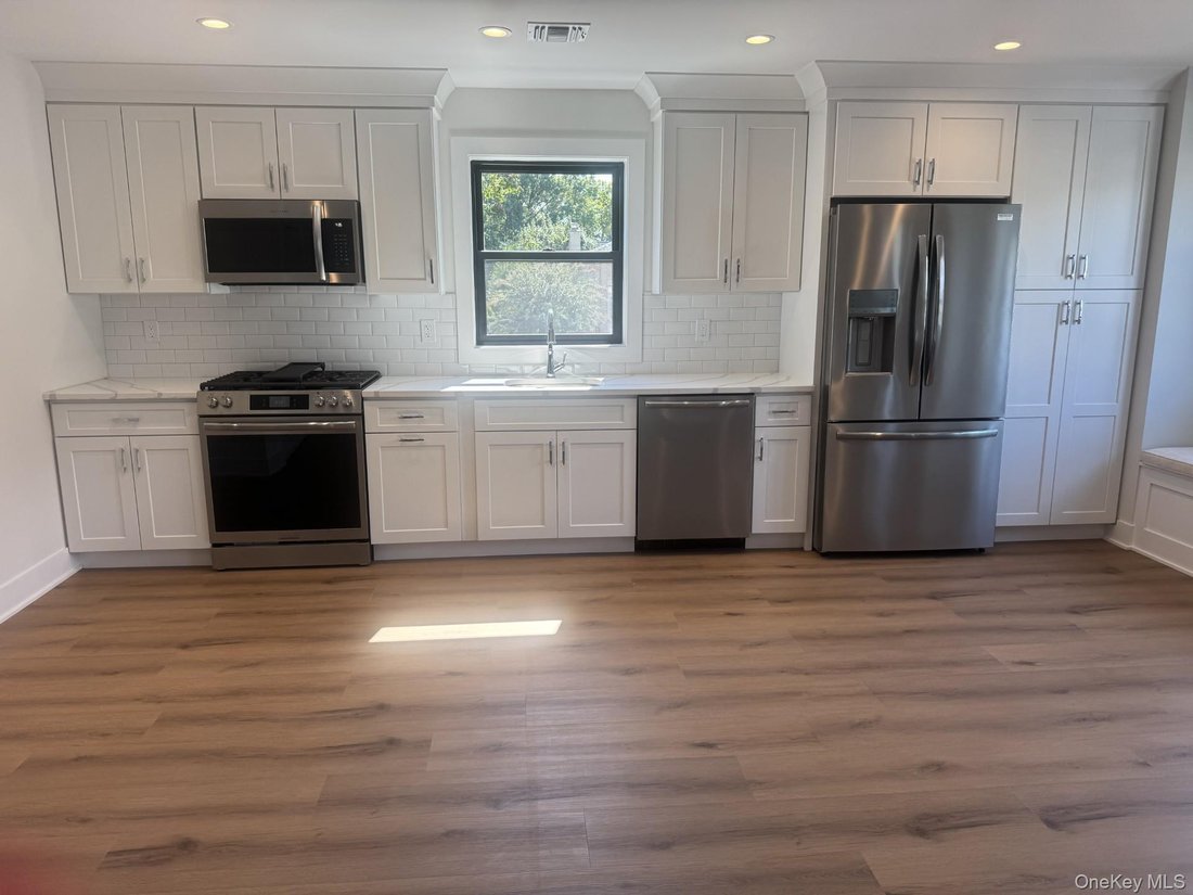 Condo in Lynbrook, New York, United States 5 - 18728010