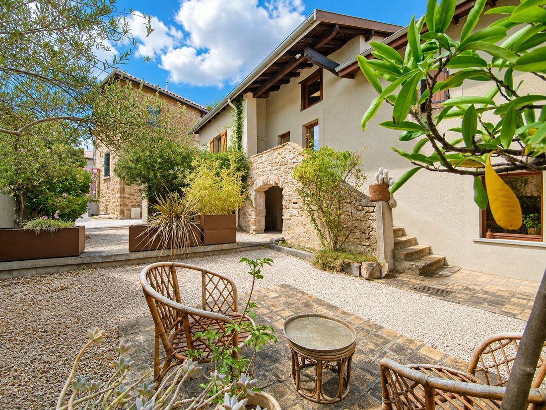House in Saint-Genis-les-Ollieres, Auvergne-Rhône-Alpes, France 1 - 18315506