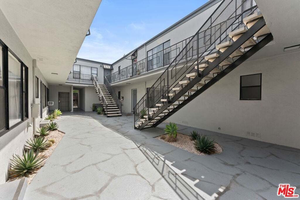 Los Angeles, California, United States 4 - 18729928