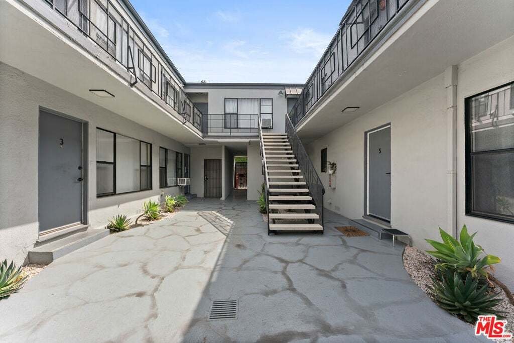 Los Angeles, California, United States 5 - 18729928