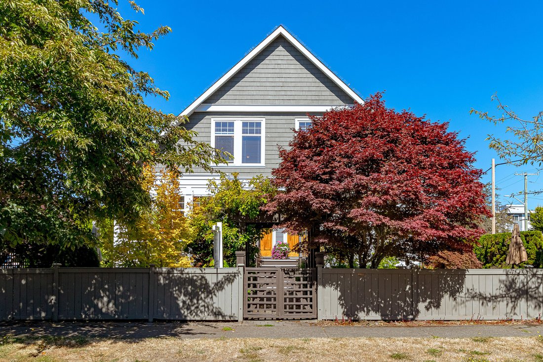 House in Victoria, British Columbia, Canada 1 - 18730696