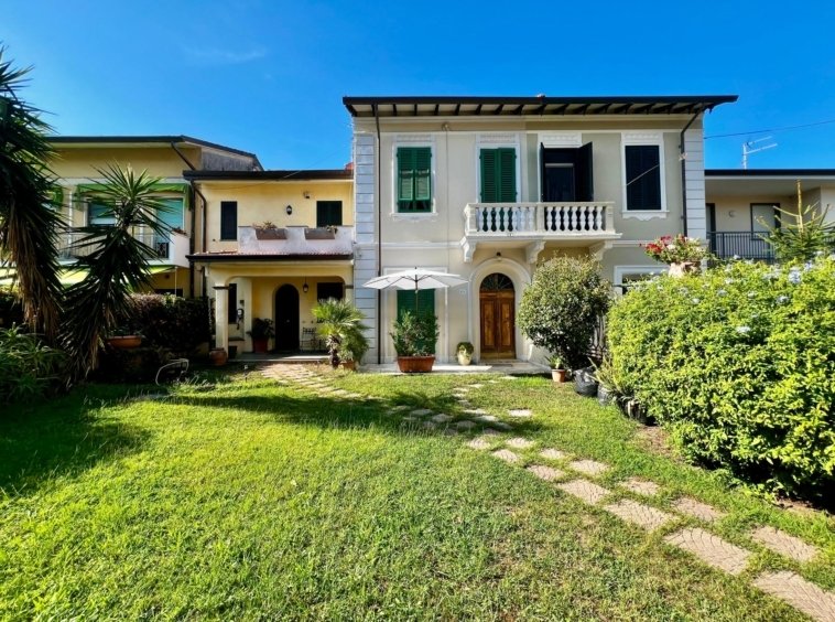 Villa in Historic Center, Viareggio, Tuscany 1 - 18730304