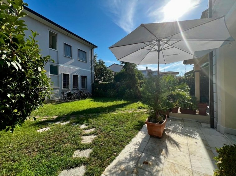 Villa in Historic Center, Viareggio, Tuscany 2 - 18730304