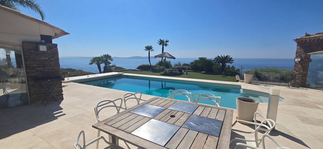 Villa in Carqueiranne, Provence-Alpes-Côte d'Azur, France 1 - 18635097