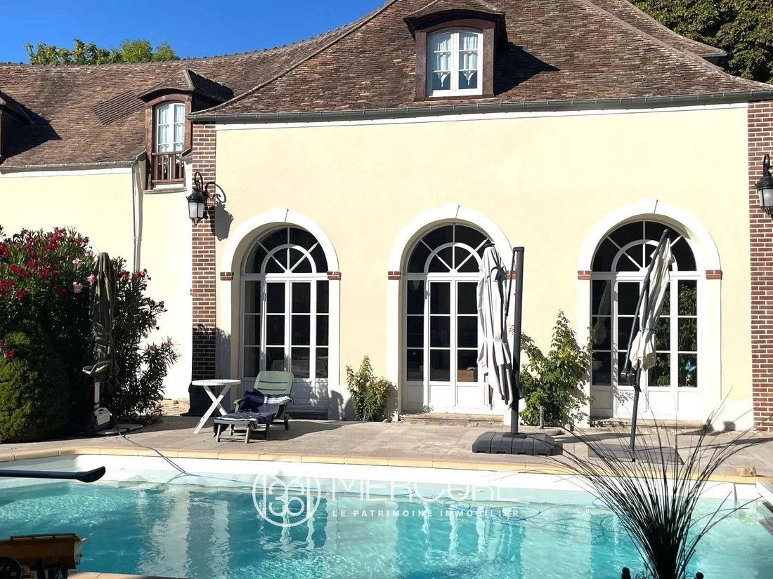 Estate in Longpont-sur-Orge, Ile-de-France, France 1 - 16608239