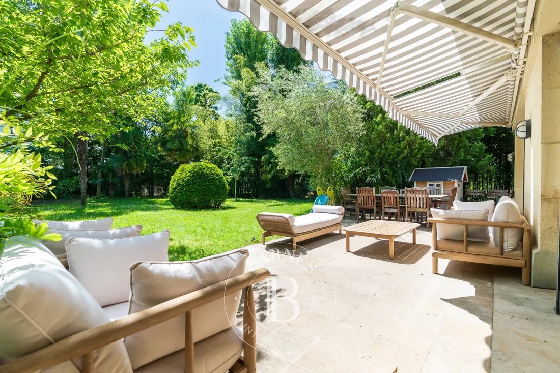 Apartment in Neuilly-sur-Seine, Ile-de-France, France 1 - 18733607