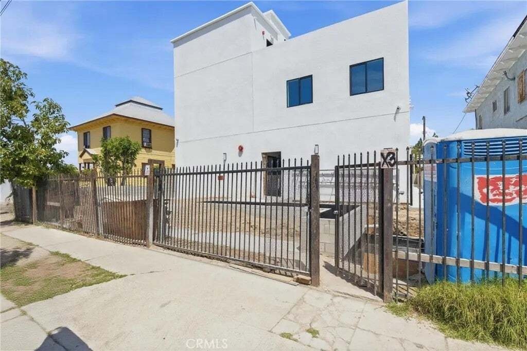 Los Angeles, California, United States 2 - 17899419
