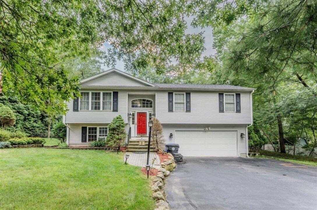 House in West Warwick, Rhode Island, United States 1 - 18734573