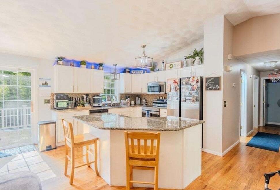 House in West Warwick, Rhode Island, United States 2 - 18734573