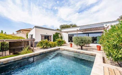 House in Saint-Saturnin-lès-Apt, Provence-Alpes-Côte d'Azur, France 1