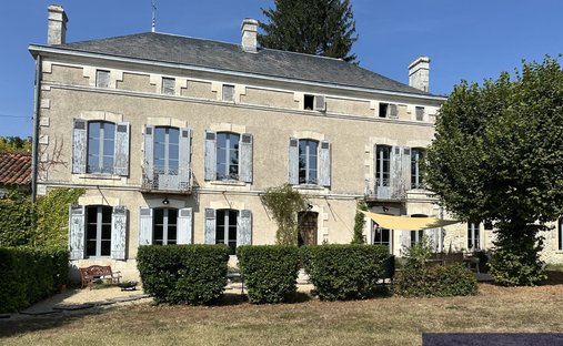 Anwesen in Montguyon, Neu-Aquitanien, Frankreich 1