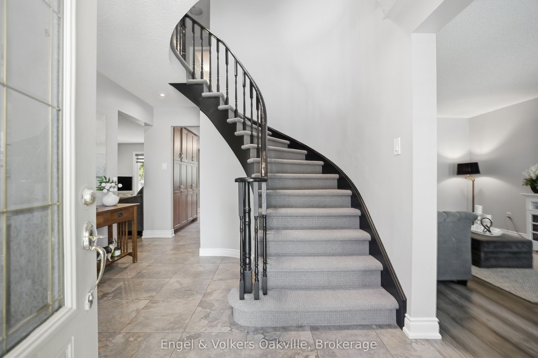 House in Oakville, Ontario, Canada 2 - 18739556