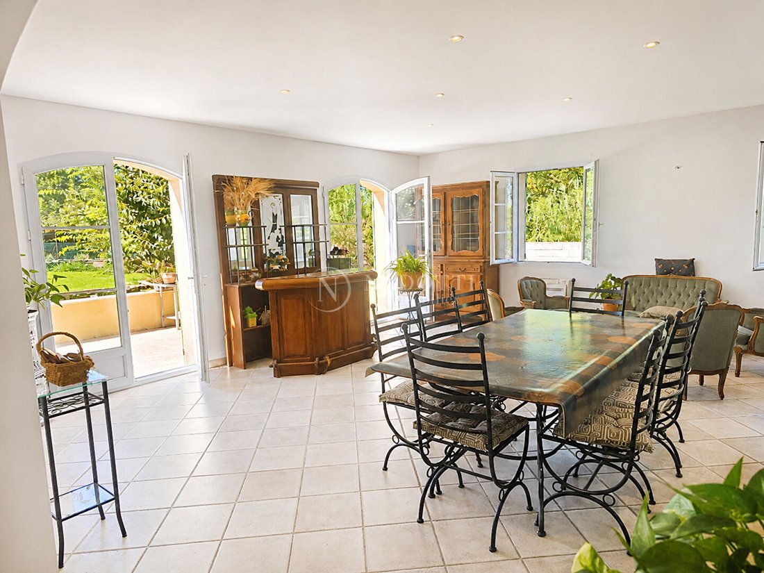 Maison à Robion, Provence-Alpes-Côte d'Azur, France 2 - 18739584