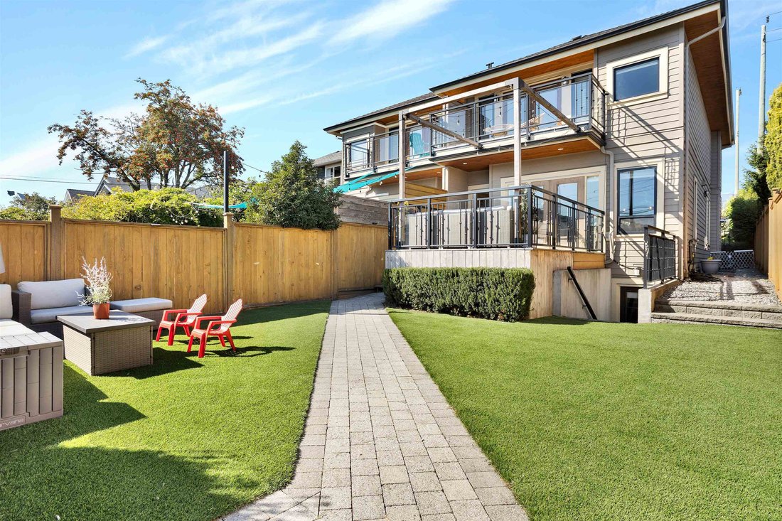 House in North Vancouver, British Columbia, Canada 1 - 18739595