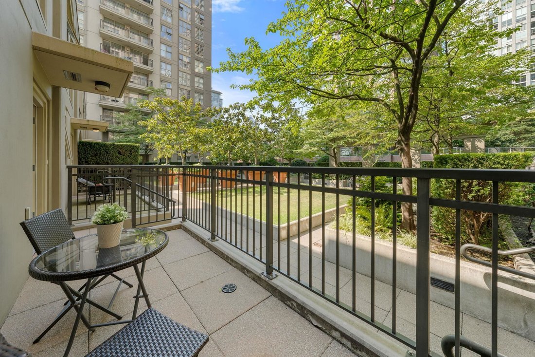 Townhouse in Vancouver, British Columbia, Canada 2 - 18739572