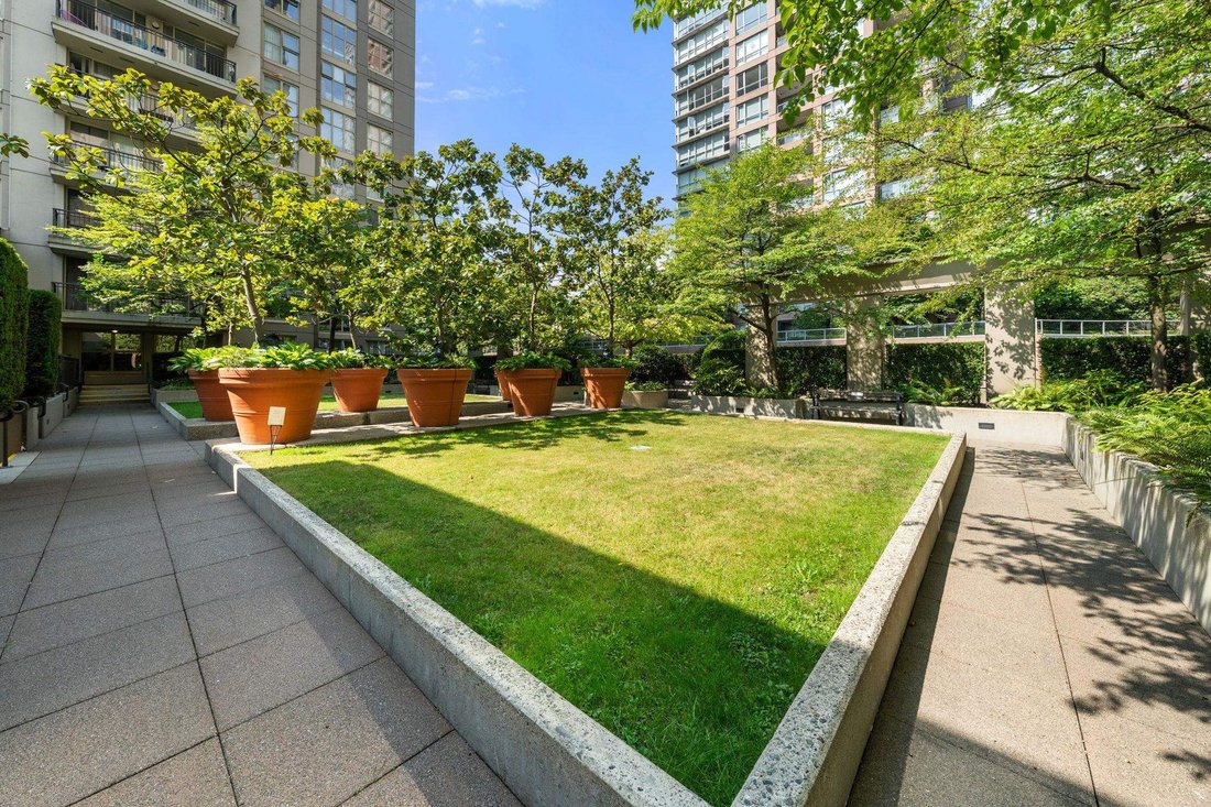 Townhouse in Vancouver, British Columbia, Canada 3 - 18739572