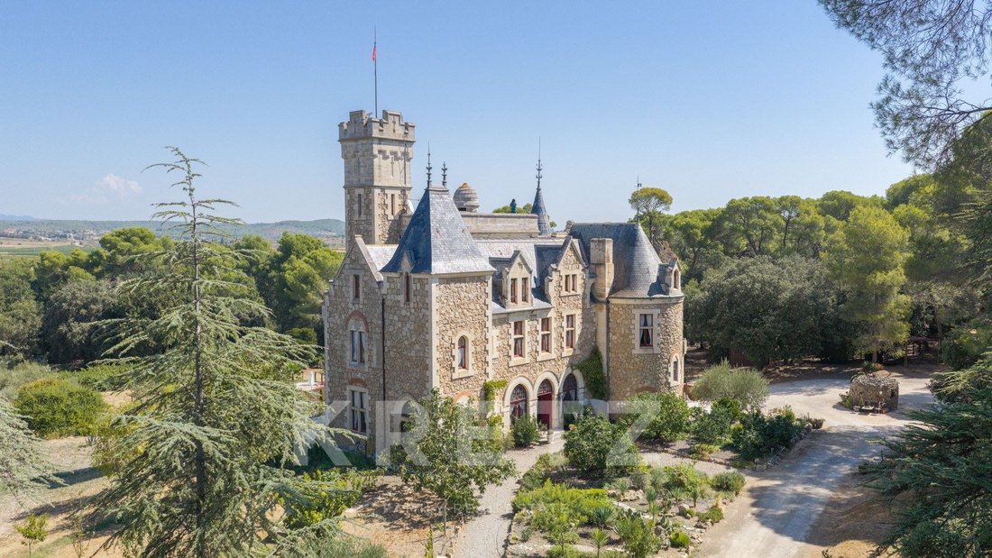 Castillo en Quarante, Occitania, Francia 1 - 18745866