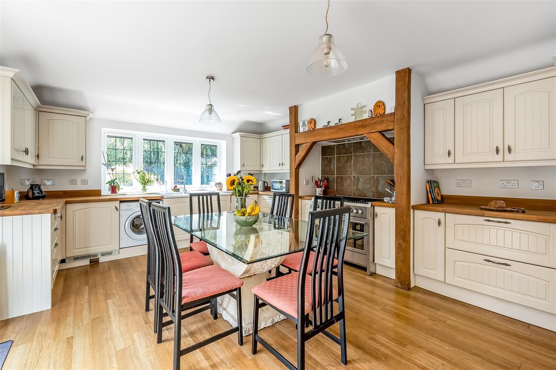 Bungalow in Hawks Hill, Fetcham, England 4 - 18740920