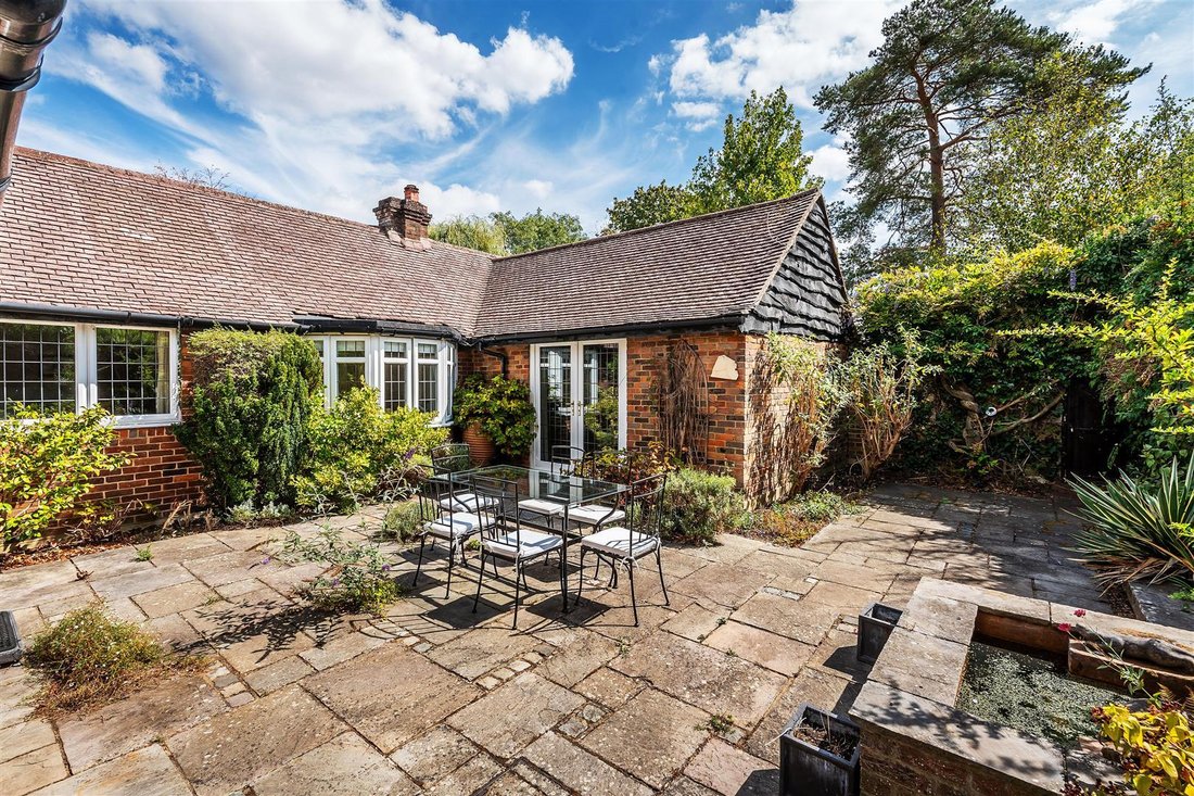 Bungalow in Hawks Hill, Fetcham, England 3 - 18740920