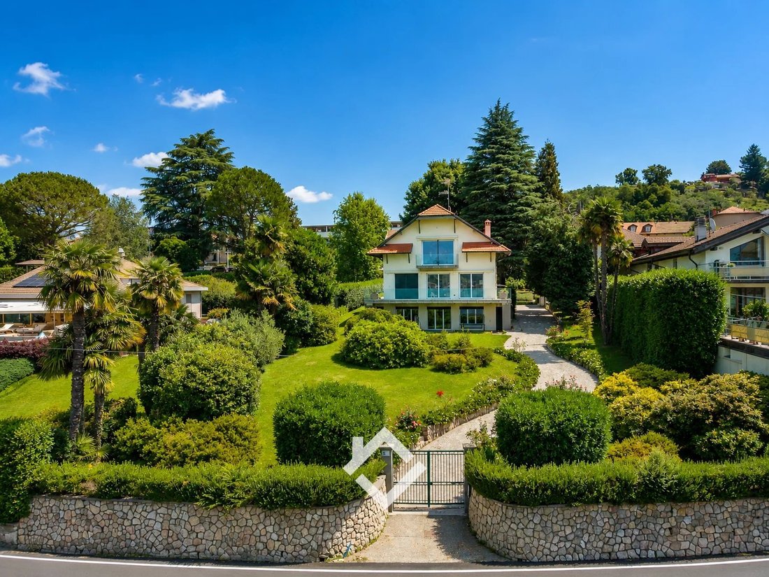 Villa in Ranco, Lombardei, Italien 1 - 18743178