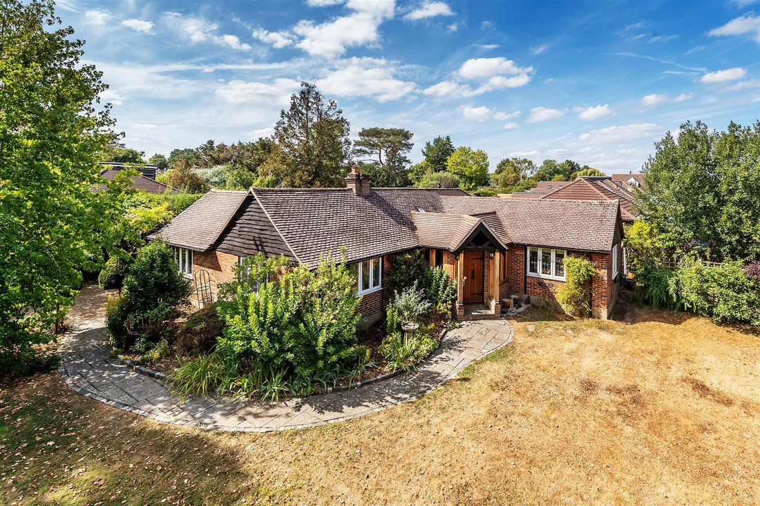 Bungalow in Hawks Hill, Fetcham, England 1 - 18740920