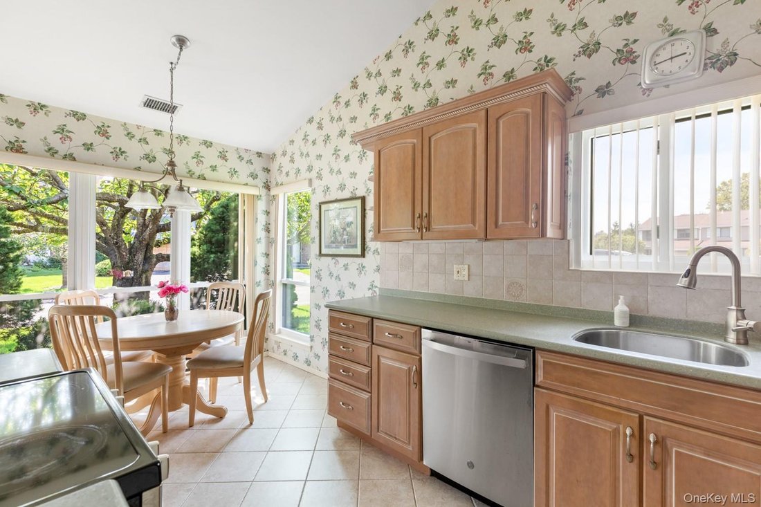 Condo in Smithtown, New York, United States 5 - 18744888