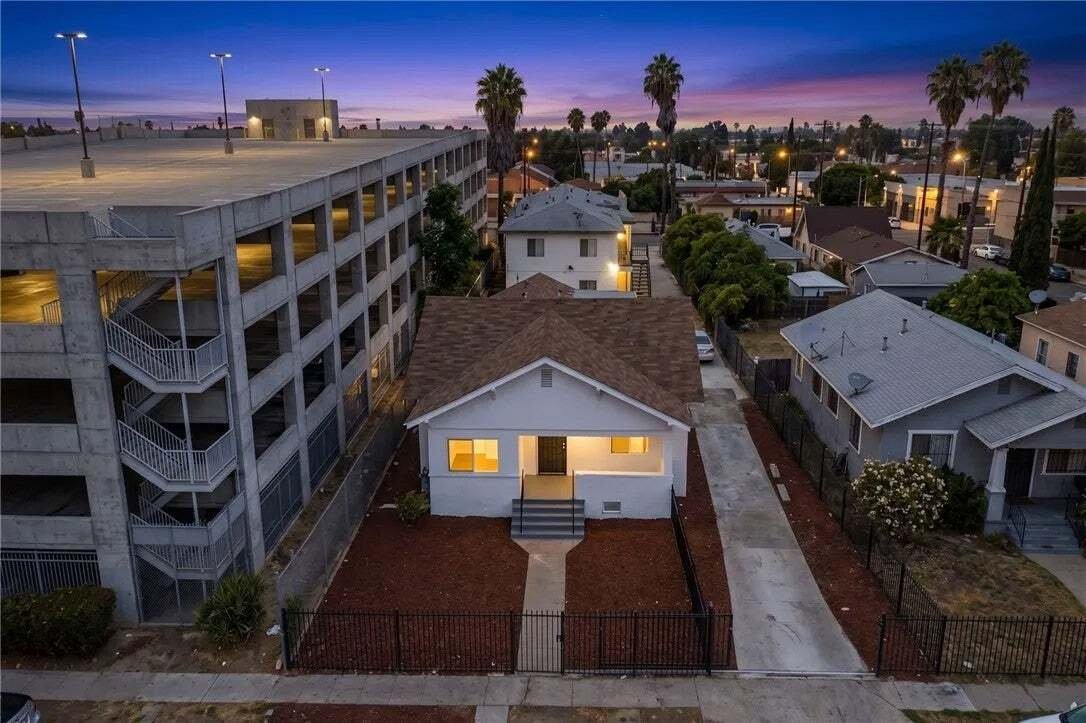 Los Angeles, California, United States 3 - 18746967