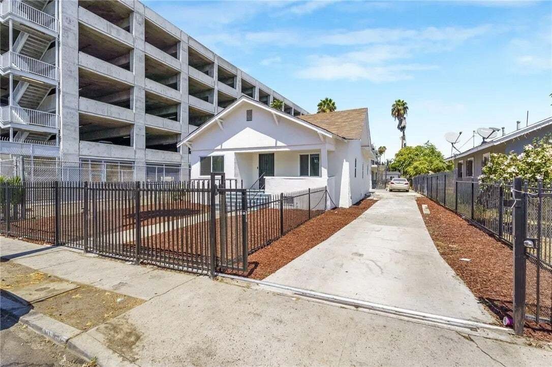 Los Angeles, California, United States 2 - 18746967